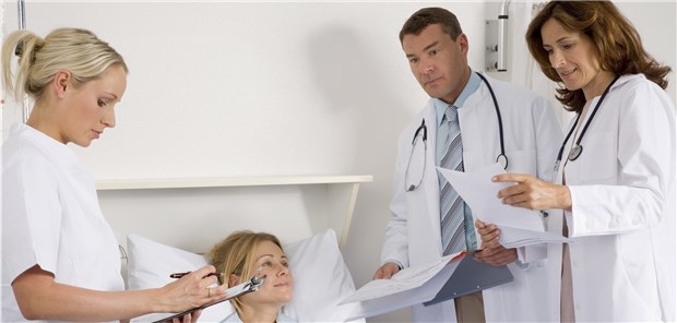 Wie bitte? Was? Bei Visiten herrscht Zeitdruck, Patienten können den Ärzten oft nicht folgen.