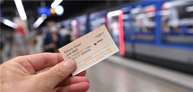 Wie die ÄApprO-Reform oder das E-Rezept, nur im ÖPNV: Das Neun-Euro-Ticket – alle wollen es, aber erst einmal ist es wieder weg.
