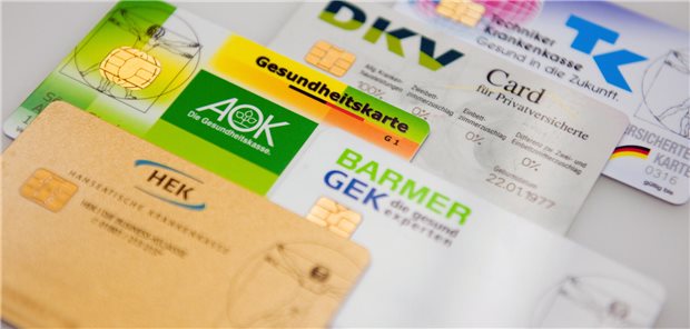 GKV-Sanierung: Erkenntnisdefizite haben wir nicht – es mangelt an Mut Mehrere verschiedene Krankenversichertenkarten liegen auf dem Tisch.