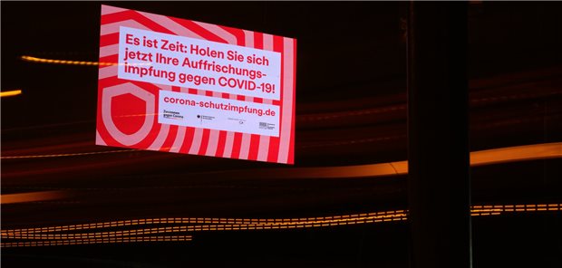 Kassen laden nicht zur Booster-Impfung gegen Corona ein Wie die Menschen erreichen? Werbung für den COVID-Impfbooster in Dresden.