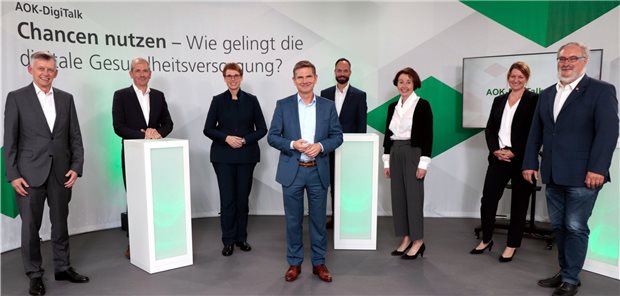 Norden diskutiert über Chancen der Digitalisierung Wie die digitale Gesundheitsversorgung in Schleswig-Holstein zukünftig besser gestaltet werden kann, diskutierten in Kiel unter anderem Landesgesundheitsminister Dr. Heiner Garg (Mitte) und der AOK-Vorstandsvorsitzende Tom Ackermann (5.v.r.).