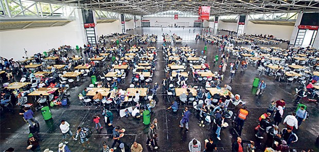 Pädiater fordern Jugendvorsorge Wie dringend das Problem einer flächendeckenden Versorgung der neuankommenden Flüchtlinge ist, zeigt auch ein Blick in die Erstaufnahmeeinrichtung in einer Münchener Messehalle.
