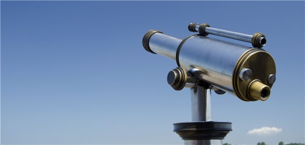 Wie ein Fernglas funktioniert das SING-IMT-Implantat und verbessert so die Lesefähigkeit.