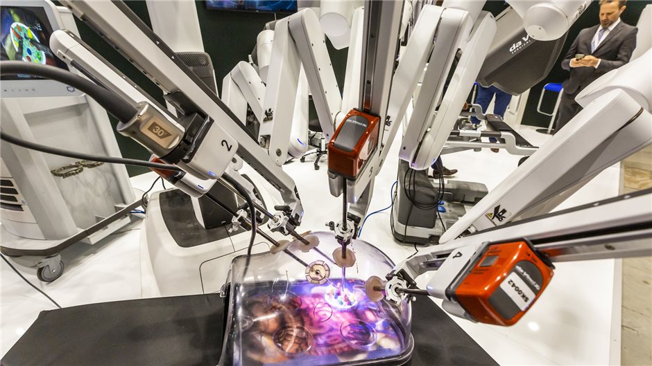 Wie funktionieren Operationsroboter? Am Stand von Intuitive Deutschland gibt es ...