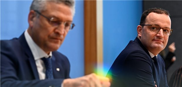 Spahn sieht im Reisen nicht die Hauptursache der Coronaverbreitung Wie gefährlich sind Reisen für die Verbreitung von SARS-CoV-2? RKI-Präsident Professor Lothar H. Wieler (l.) ist da etwas kritischer als Bundesgesundheitsminister Jens Spahn. (Archivbild)