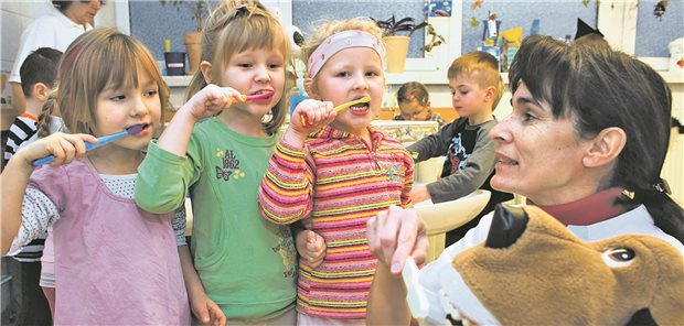 Maßnahmen für ein gesundes Leben mit unklarer Wirkung Wie geht Zähneputzen richtig? Lebensweltorientierte Gesundheitsförderung in der Kita. Viele andere Faktoren, die gesundes Aufwachsen prägen, können Krankenkassen und andere Sozialversicherungsträger nicht beeinflussen.