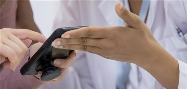Wie geht das mit der neuen Gesundheits-App? Nicht nur Patienten haben hier häufig noch Wissenslücken, auch viele Ärzte haben noch Informationsbedarf zu den Digitalen Gesundheitsanwendungen.