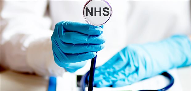 Zufriedenheit mit britischem Gesundheitsdienst NHS auf Rekordtief Frau hält Stethoskop mit der Aufschrift "NHS"