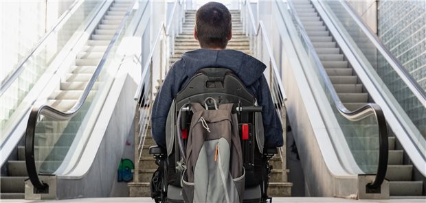 Mann vor Rolltreppe