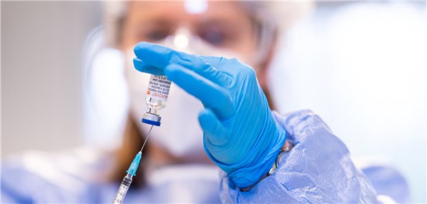 Wie geht es mit den Impfungen gegen COVID-19 in Deutschland weiter? Forscher sind teils guter Dinge.