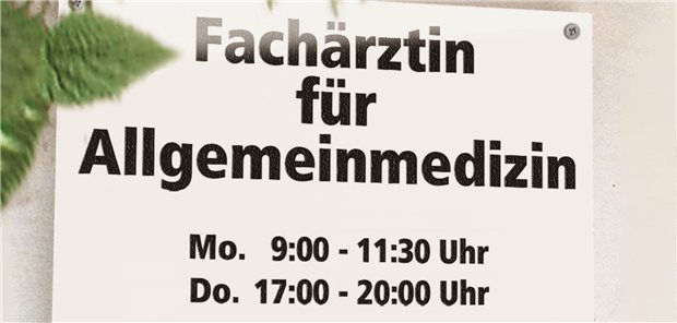 Ein Schild mit Praxisöffnungszeiten