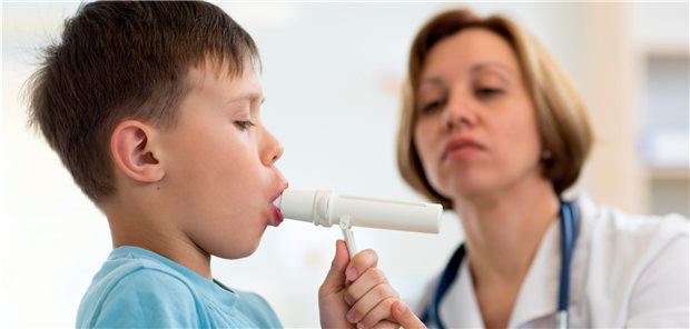 Mukoviszidose: Kausale Therapie für die meisten Betroffenen Wie gut ist die Lungenfunktion? Regelmäßige Kontrollen bei Mukoviszidose sind wichtig. (Symbolbild mit Fotomodellen)