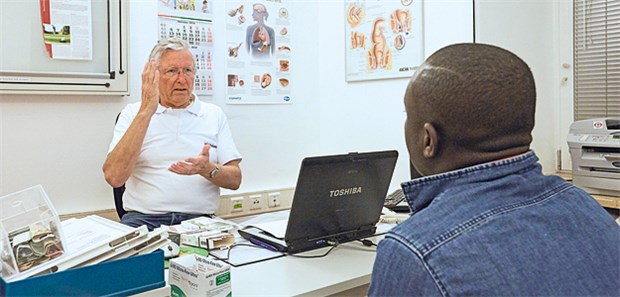 Wie hier am Marienkrankenhaus in Hamburg findet auch andernorts die Versorgung oft noch durch ehrenamtlich tätige Ärzte statt. Kommen Asylsuchende als Patienten in die Vertragsarztpraxis, geht häufig der Bürokratielauf los.