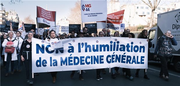 Wie hier im Februar in Paris wollen niedergelassene Ärzte in Frankreich erneut für höhere Honorare streiken.