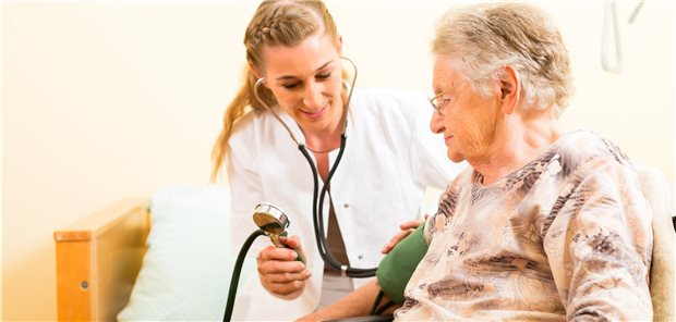 Wie hoch darf – und sollte – der Blutdruck sein? (Symbolbild mit Fotomodellen)