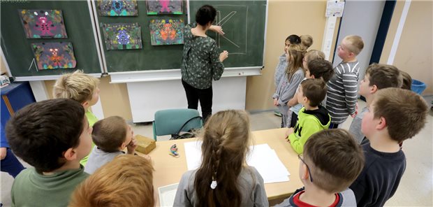 Wie kann der Präsenzbetrieb in Schulen aufrechterhalten, dass Schülerinnen und Schüler sowie Lehrkräfte und Schulpersonal gleichzeitig gut gegen eine SARS-CoV-2-Infektion sind? Das ist eine Frage, die das Forschungsnetzwerk COVerCHILD beantworten soll.