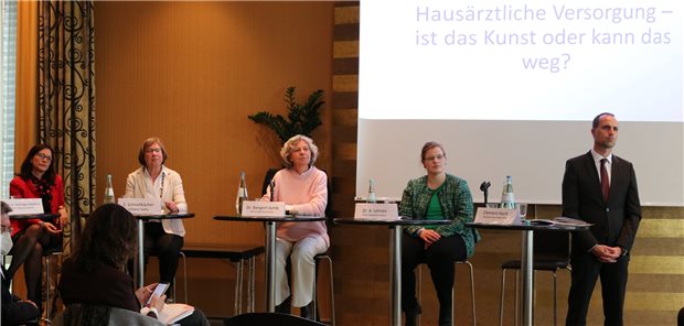 Rheinland-Pfalz: Physician Assistants zur Entlastung für Hausärzte? Wie kann die hausärztliche Versorgung in Zukunft sichergestellt werden? Darüber diskutierten beim 11. Hausärztetag RLP: (von links) Professor Nicola Buhlinger-Göpfarth, Elisabeth Schnellbächer, Dr. Rita Bangert-Semb, Dr. Alexandra Lehnen, Clemens Hoch