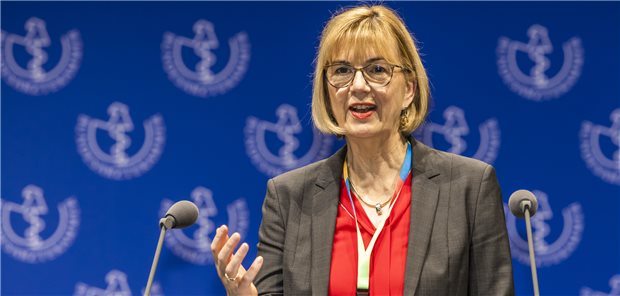 Wie kann kurzfristig mehr Gesundheitswissen in die Schulen kommen? Dr. Susanne Johna vom BÄK-Vorstand könnte sich etwa von den Kammern organisierte regionale Register vorstellen, bei denen sich Ärzte melden, die bereit sind, in Schulen zu gehen und dort Lehrern und vielleicht auch Kindern Wissen zu vermitteln.  