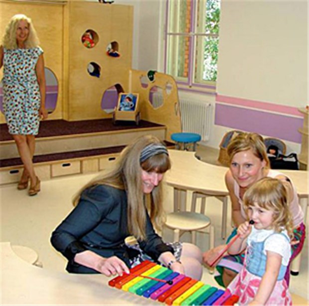 Klinik-Alltag mit Mama, Papa und Jenna Wie klingt das Xylofon? Catherine von Fürstenberg-Dussmann (links) von der Dussmanngruppe hat das innovative Kindergartenkonzept mit realisiert.