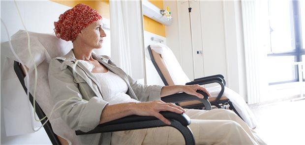 Wie lässt sich Chemo bei Brustkrebs optimieren? Statine könnten vor kardialen Komplikationen schützen. (Symbolbild mit Fotomodell)