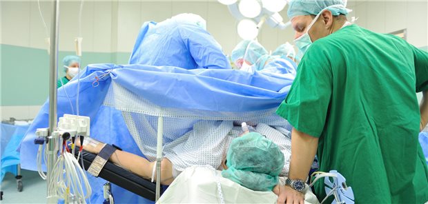 Ein operativer Eingriff im Operationssaal eines Krankenhauses.