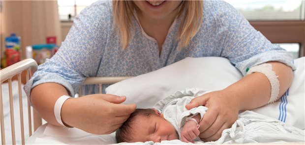 Wie lässt sich das postpartale Risiko für eine venöse Thromboembolie senken, ohne dass es zu vermehrten Wundhämatomen kommt? Ein US-amerikanisches Team hat hier einen Weg gefunden. (Symbolbild mit Fotomodellen)