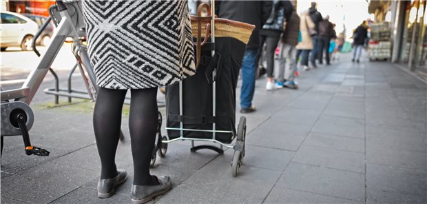Bundesregierung sieht Silberstreif am Horizont Wie lange müssen Menschen noch mit Einkaufswägen vor den Geschäften Schlange stehen? Spahn und Altmaier haben Hoffnung, dass Beschränkungen nach Ostern gelockert werden könnten.