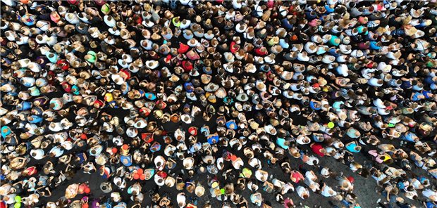 Blick auf eine Menschenmenge aus der Vogelperspektive fotografiert