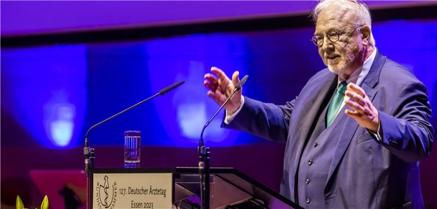 Henke: Lieber mehr Bewegung als zwei Cannabis-Club-Mitgliedschaften „Wie man angesichts der bestehenden Probleme bei Kindern und Jugendlichen auf die Idee kommen kann, eine weitere Droge zu legalisieren, erschließt sich mir nicht“, betonte BÄK-Vorstandsmitglied Rudolf Henke bei der Eröffnung des 127. Deutschen Ärztetags (Archivbild)