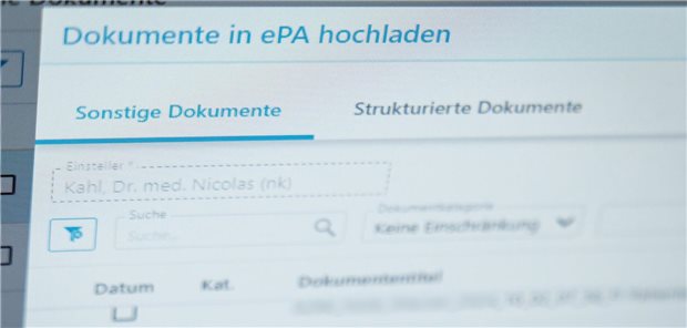 Ein Arzt lädt Daten in die E-Patientenakte hoch