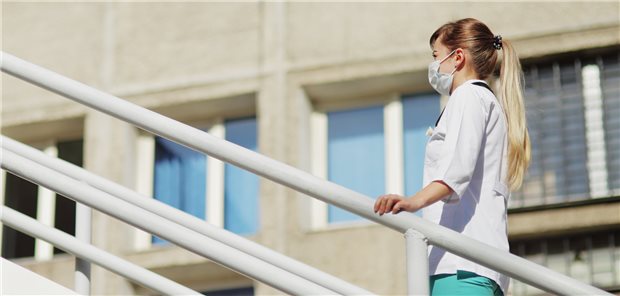 Wie schnell können Frauen in Kliniken die Karrieretreppe nach oben nehmen? Zumindest wenn die Familienplanung ansteht, müssen sie eher öfter als selten zurückstecken.
