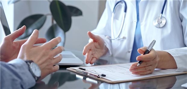 Eine Ärztin berät einen Patienten.