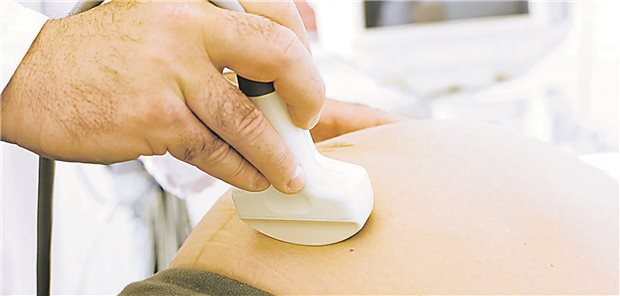 Eine schwangere Frau bekommt ein Ultraschall.