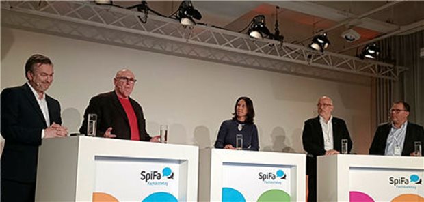 Wie sieht die vertragsärztliche Versorgung in Zukunft aus? Engagiert diskutierten beim Fachärztetag (v.r.n.l.) Meinert Menzel (Bereichsvorstands Med MLP), Dr. Dirk Heinrich (Vorstandsvorsitzender SpiFa), Jessica Hanneken (Moderation, BFS health finance), Dr. Andreas Köhler (Ehrenpräsident SpiFa) und Dr. Thomas Bahr (GF Unternehmung Gesundheit Management & Service).-