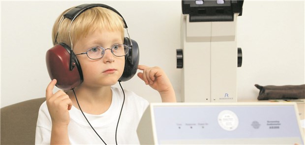 Wie sieht’s aus mit dem Hörvermögen?: Ein Kind wird untersucht.