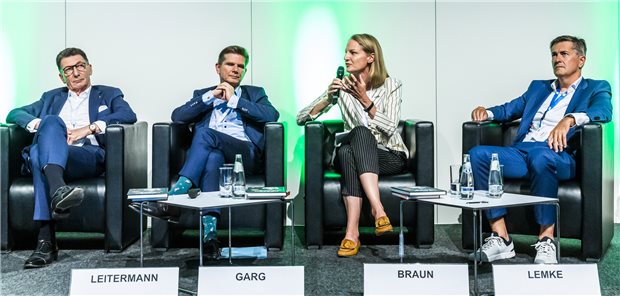Wie soll das Gesundheitswesen mit den begrenzten finanziellen Mitteln zukunftsfit bleiben? Darüber diskutierten auf dem Hauptstadtkongress (von links) Ulrich Leitermann (Signal Iduna Gruppe), Schleswig-Holsteins Gesundheitsminister Dr. Heiner Garg, Anna Maria Braun (B. Braun Melsungen AG) und DKG-Vizepäsident, Thomas Lemke.
