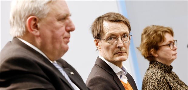Bund und Länder starten in die Klinikreform Wie soll die Klinikversorgung von morgen aussehen? Eine Bund-Länder-Arbeitsgruppe um Bundesgesundheitsminister Professor Karl Lauterbach (M.), NRW-Gesundheitsminister Karl-Josef Laumann (l.) und Niedersachsens Sozialministerin Daniela Behrens stellten erste Ideen für eine Krankenhausreform vor.