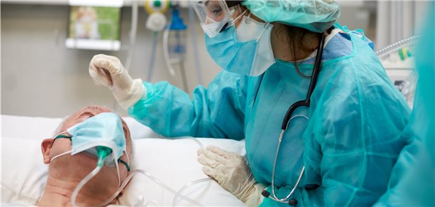 Wie sollten stationäre COVID-Patienten behandelt werden? Empfehlungen finden sich in der neuen S3-Leitlinie.