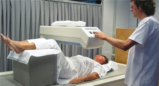 Knochendichte-Befund mit nach Hause - das stärkt die Compliance Wie steht’s um die Knochendichte? Patientin bei einer DXA-Messung.