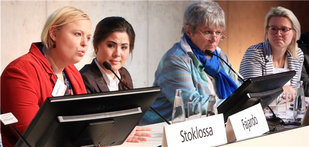 Immer noch gravierende Defizite Wie steht’s ums Entlassmanagement in deutschen Kliniken? Cindy Stoklossa, Annemarie Fajardo, Dr. Ramona Schumacher und Sarah Lucuc (v.l.) diskutieren über Versorgungsqualität.