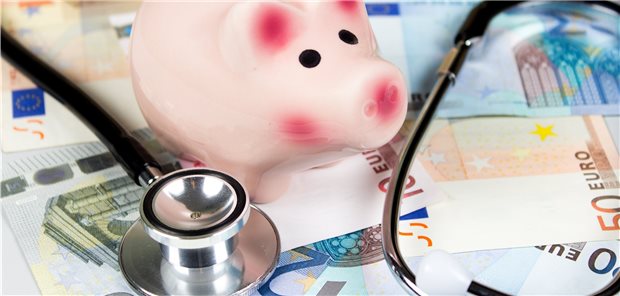 Sparschwein und Stethoskop: Wie umgehen mit den begrenzten Ressourcen in Kliniken? 