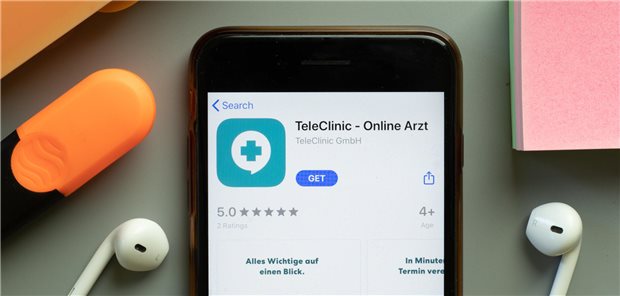 TeleClinic-App auf einem Bildschirm eines Smartphones.