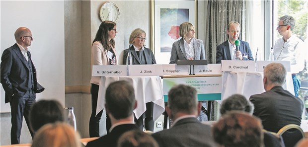 In Zukunft alles App? Wie viel Digitalisierung wünschen sich Versicherte von ihrer Kasse? Darüber diskutierten (v.l.) Siemens-BKK-Chef Dr. Hans Unterhuber, Julia Zink, Präsidentin der BKK Young Talents, AOK-Bayern-Chefin Dr. Irmgard Stippler, Julia Kaub von KPMG, Dr. Daniel Cardinal von der TK und ottonova-Gründer Dr. Roman Rittweger.