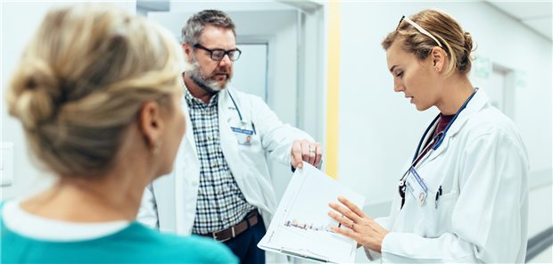 Wie viel Erfahrung müssen Ärzte in Weiterbildung im stationären Bereich in ihrem Spezialgebiet sammeln? Darüber wurde beim Ärztetag in Hannover kontrovers diskutiert. 