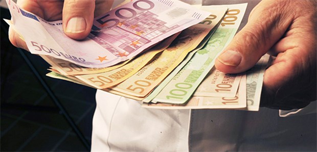 Ärzte könnten zwei Milliarden Euro mehr erwirtschaften Wie viel Geld erhalten die Ärzte? Die Honorarverhandlungen beginnen.