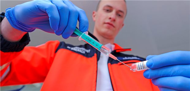 Notfallsanitäter sollen mehr ärztliche Aufgaben übernehmen dürfen Wie viel Heilkunde darf es sein? Ein Notfallsanitäter zieht in einer gestellten Szene eine Spritze auf. Das MTA-Gesetz soll bald mehr Rechtssicherheit schaffen.