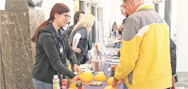 Ein Tag geballte Gesundheits-Infos Wie viel Zucker ist in der Cola? Am Stand des Gesundheitsamtes Wiesbaden konnten Besucher ihr Ernährungswissen testen.