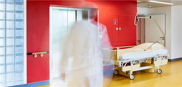 ÄPS-BÄK: Lässt sich die Weiterbildung abbilden? Verschwommener Arzt im Flur eines Krankenhauses