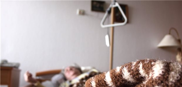 Wie weit reicht der Klinikvorbehalt bei Zwangsbehandlungen? Fachgerichte sollen nun klären, ob in bestimmten Fällen auch teilstationäre Aufenthalte in Frage kommen, damit die Patienten im vertrauten Heim schlafen und dennoch behandelt werden können.