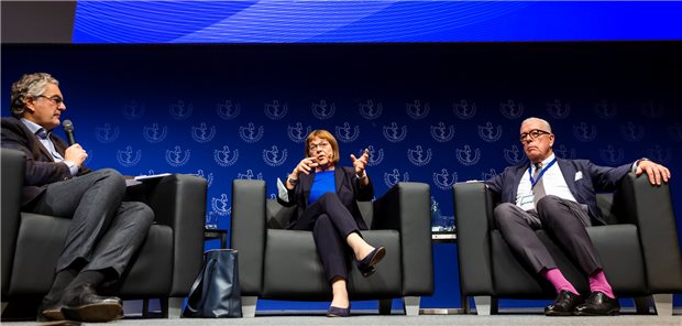 125. Deutscher Ärztetag: Der Ticker zum Nachlesen Wie werden sich die Koalitionsverhandlungen im Gesundheitswesen auswirken? Darüber wird bei der von Jürgen Zurheide (l.) moderierten Podiumsdiskussion mit mehreren Landesgesundheitsministerinnen und -ministern sowie dem BÄK-Präsidenten Dr. Klaus Reinhardt (r.) diskutiert. Dabei mahnt Ministerin Ursula Nonnenmacher aus Brandenburg Abrechnungsziffern für eine sektorübergreifende Versorgung an – oder Regionalbudgets.